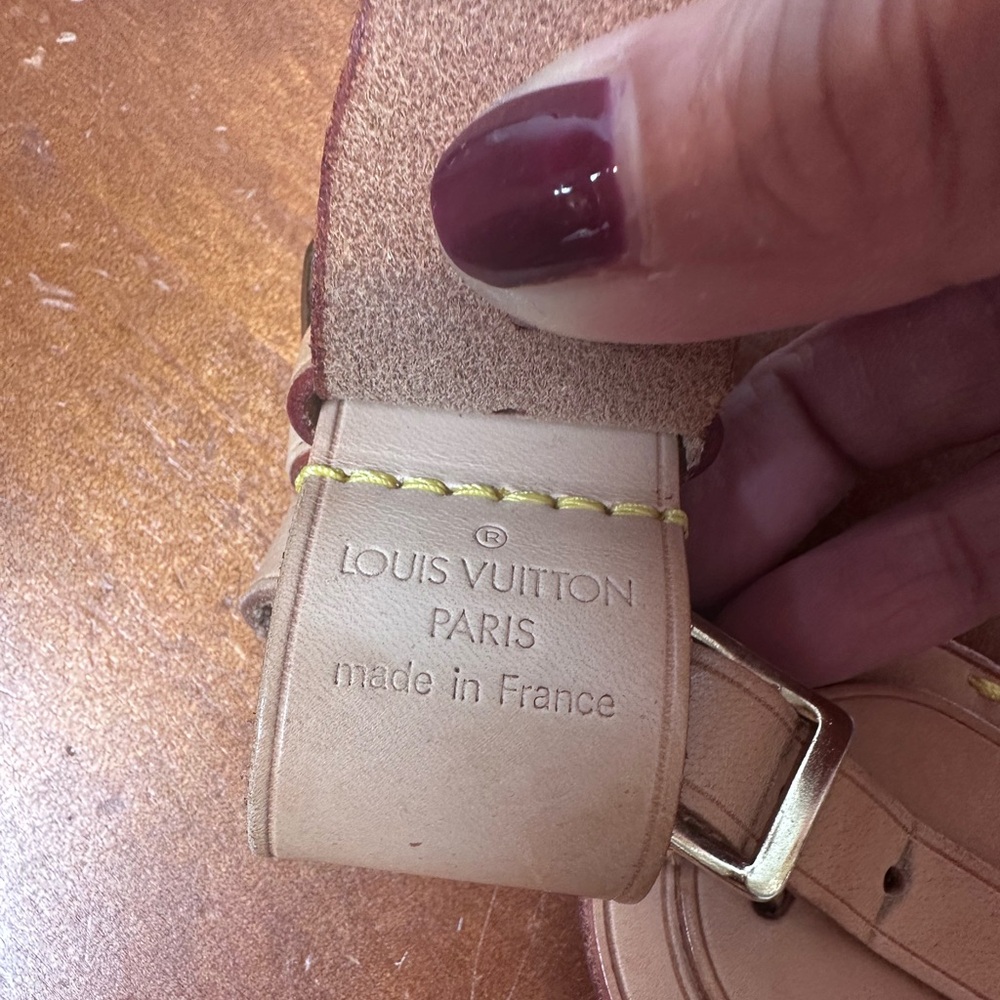 Authentic Louis Vuitton Beige Leather
Name Tag & Poignet set - Picture 5 of 12